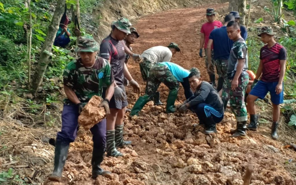 TNI Dan Masyarakat Gotong Royong Bangun Jalan Sepanjang 360 Meter ...