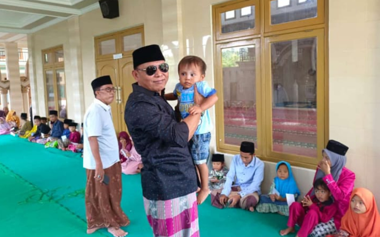 Aliyadi Mustofa Berbagi Kebahagiaan dengan Anak Yatim dan Kaum Dhuafa'