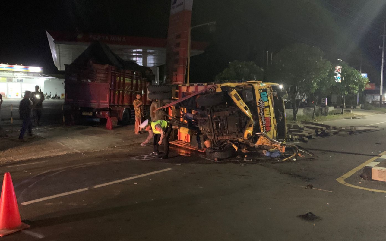 Sopir Gagal Fokus, 2 Truk di Sumenep Terlibat Tabrakan