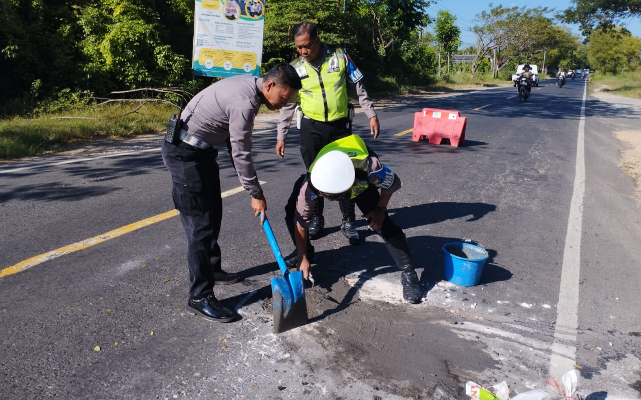 Aksi Polisi Lalu Lintas Sumenep Tambal Jalan Berlubang