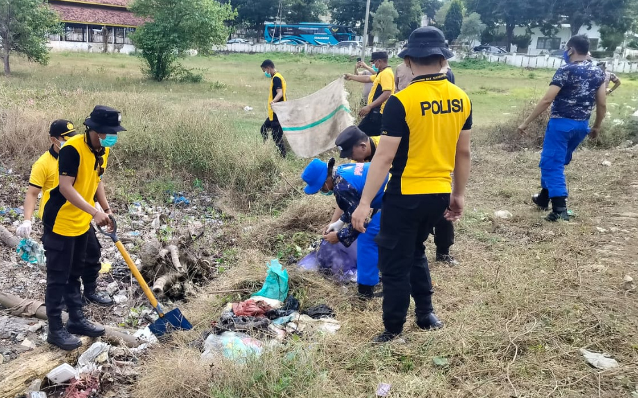 Kapolres Sumenep dan Anggotanya Pungut Sampah di Area Pelabuhan Cinta