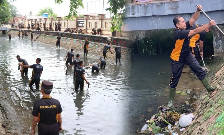 Melihat Bapak-bapak Polisi Bersihkan Bantaran Kali Marengan Sumenep