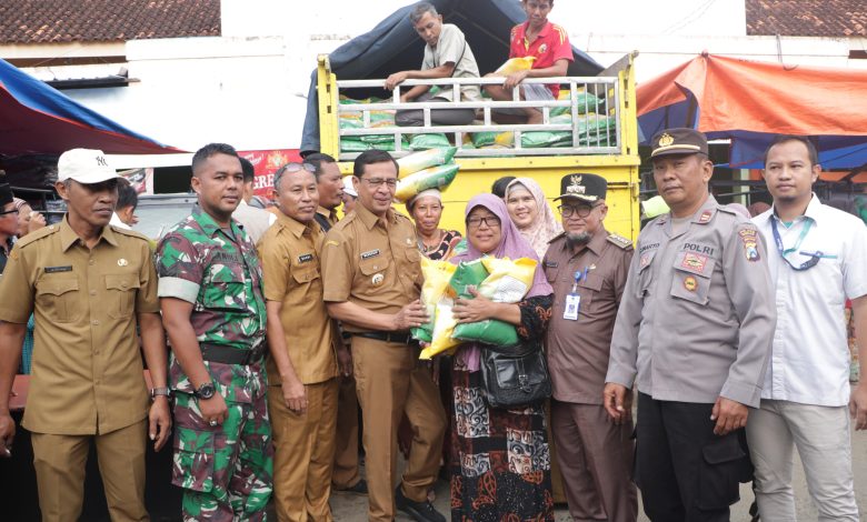 Pj Bupati Pamekasan Bagikan 8 Ton Beras Murah