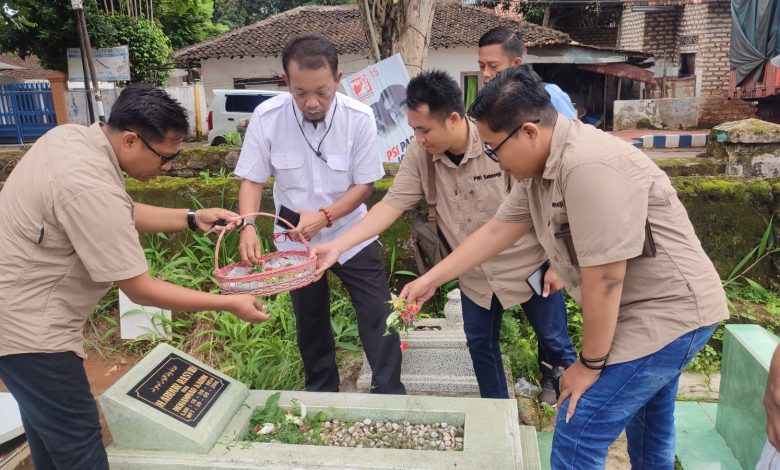 HPN 2024, PWI Sumenep Ziarah ke Makam Senior Pers