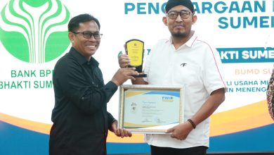 Bupati Fauzi Terima Penghargaan Tokoh Peduli Kesehatan dari PWI Sumenep