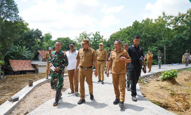 Pj Bupati Pamekasan Jalan Kaki Pantau Progres TMMD ke 119