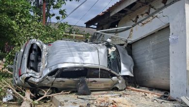 Mobil Avanza Seruduk Warung Bakso di Sumenep, 1 Penumpang Tewas