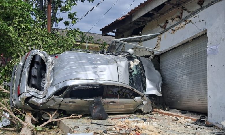 Mobil Avanza Seruduk Warung Bakso di Sumenep, 1 Penumpang Tewas