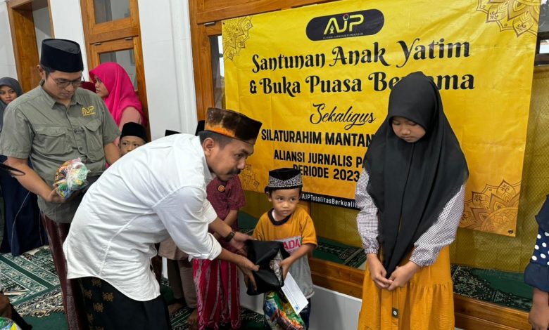 Aliansi Jurnalis Pamekasan Berbagi Kebahagiaan Bersama Ratusan Anak Yatim