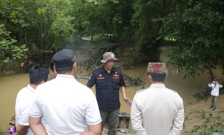 Pantau Korban Banjir, Pemkab Pamekasan Pastikan Bantuan Makan Tertangani