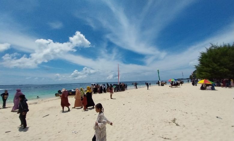 Pantai Salam Sumenep Jadi Destinasi Favorit Wisatawan Lokal Saat Libur Lebaran