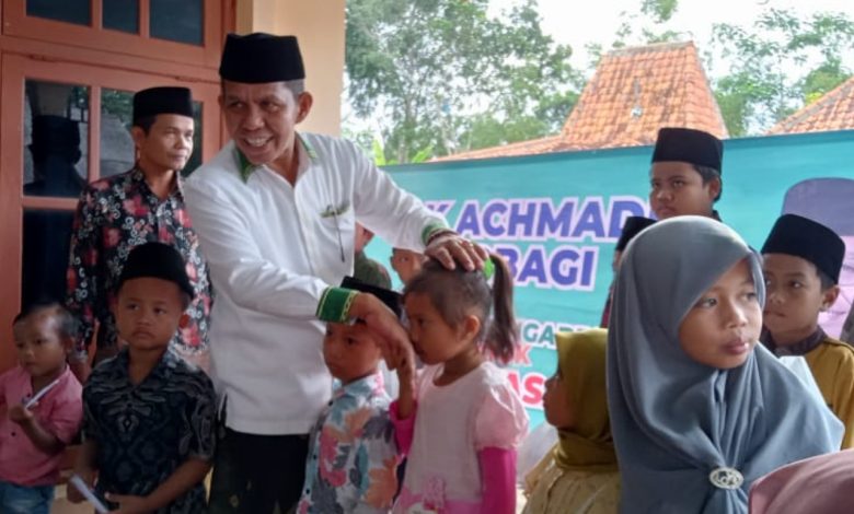 Bacabup Pamekasan Mulai Bergerak, Achmadi Bagi-bagi Sembako untuk Anak Yatim