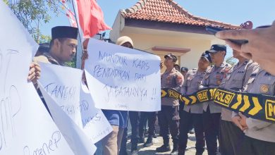 Mahasiswa Demo Disdik Sumenep, Tuding Ada Pungli Dana Bos: Kami  Punya Bukti Transfer!