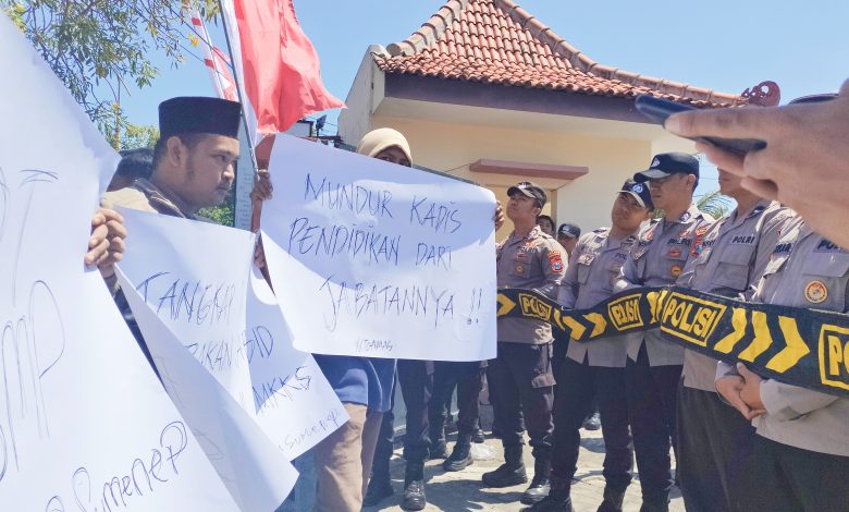 Mahasiswa Demo Disdik Sumenep, Tuding Ada Pungli Dana Bos: Kami  Punya Bukti Transfer!