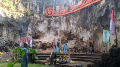 Santri LPP Nurul Ulum Gelar Upacara dan Kibarkan Bendera Merah Putih di Goa Soekarno