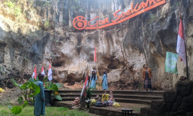 Santri LPP Nurul Ulum Gelar Upacara dan Kibarkan Bendera Merah Putih di Goa Soekarno