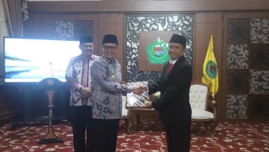 Pj Bupati Pamekasan Serahkan 32 SK Kepala Sekolah